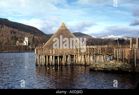 Dans le Loch Tay Crannog près de Kenmore Ecosse Banque D'Images