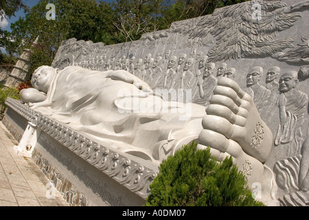 Le Bouddhisme Religion Vietnam Nha Trang Hoi Tinh Kanh Pagode Bouddha couché de 18m de long statue en granite Banque D'Images