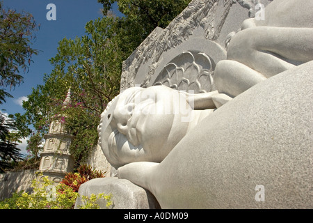 Le centre du Vietnam Nha Trang Bouddhisme Religion Tinh Hoi Kanh Pagode tête de Bouddha couché de 18m de long statue en granite Banque D'Images