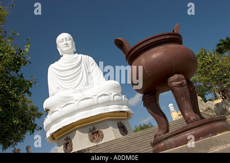 Le Bouddhisme Vietnam Nha Trang Hoi Tinh Kanh Pagode 14 mètres de haut de la statue de Bouddha que Kim Phat à assis sur fleur de lotus Banque D'Images