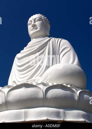 Le centre du Vietnam Nha Trang Hoi Tinh Kanh Pagode 14 mètres de haut de la tête de Bouddha Kim Phat à assis sur fleur de lotus Banque D'Images