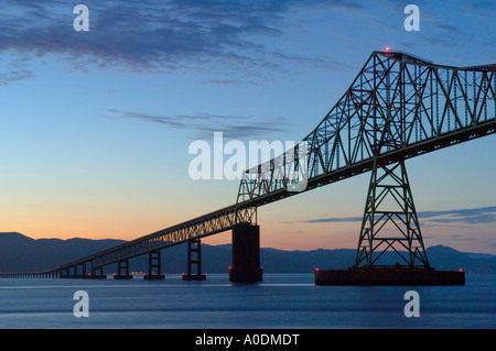 L'Astoria Megler pont reliant l'Oregon et de Washington à travers le fleuve Columbia de Cannery Pier Hôtel sur Astoria Banque D'Images