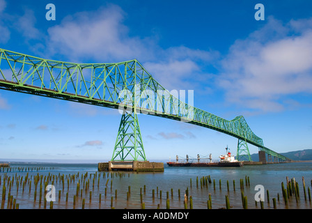 Navire cargo passant sous Astoria Megler pont reliant l'Oregon et de Washington à l'embouchure du fleuve Columbia Banque D'Images