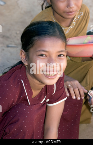 Le Delta du Mékong au sud du Vietnam Chau Doc Cham village musulman de visage heureux village girl avec sourire rayonnant décoloration de la dent Banque D'Images