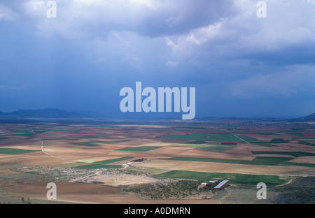 Vue de Consuegra sur plaines d'avec la pluie, province de Tolède, Espagne, Castille-León Banque D'Images