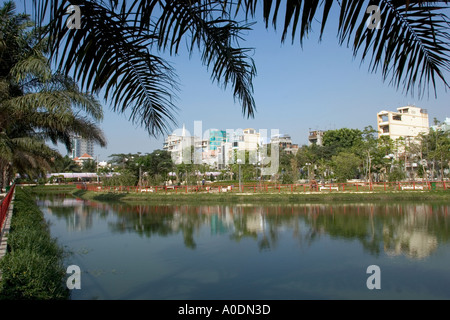 Vietnam Ho Chi Minh City Saigon district 1 parc public maisons qui se reflètent dans le petit lac Banque D'Images