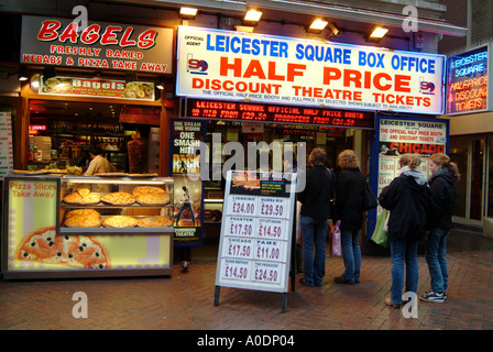 Londres Leicester Square box-office pour le cinéma et la vente des billets de théâtre à prix discount Boutique de Bagel Banque D'Images