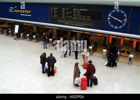 La gare de Waterloo London England UK concourse vérifier en Eurostar International gateway service à l'Europe Banque D'Images