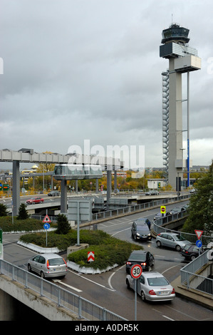 Le Skytrain, l'Aéroport International de Düsseldorf, Allemagne. Au départ de l'aéroport avec tour de contrôle sur la droite. Banque D'Images