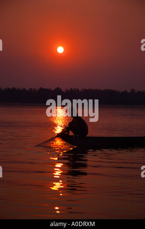 Pêcheur sur la rivière du Mékong au Cambodge Banque D'Images