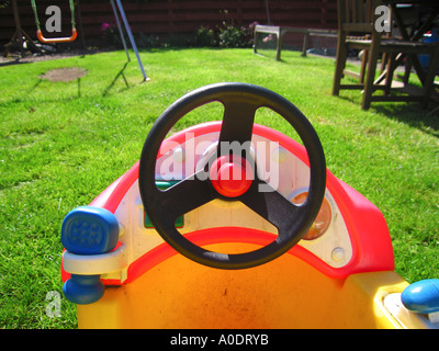 Vue sur jardin à l'arrière du bateau en plastique lumineux childs toy Banque D'Images