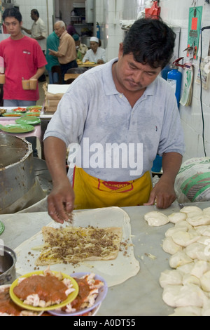 Murtabak bouilloire dans un restaurant indien à Singapour Banque D'Images