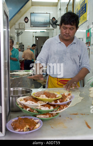 Murtabak bouilloire dans un restaurant indien à Singapour Banque D'Images