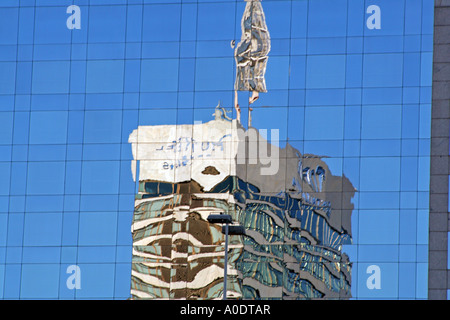 Place Estacio de Sants Hotel reflétant dans immeuble moderne Barcelone Espagne Banque D'Images