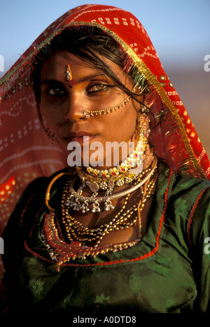 Portrait d'une belle tzigane Bopa femme nomades du Rajasthan dans l ...