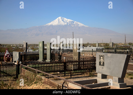 Cimetière arménien près de la frontière turque avec le Mont Ararat dans l'arrière-plan. L'Arménie, de l'Asie du Sud-Ouest Banque D'Images