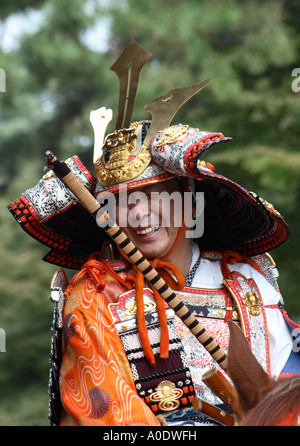 Un rire homme à cheval vêtu comme un guerrier Samouraï au Jidai Matsuri festival dans la ville de Kyoto, Japon Banque D'Images