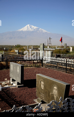 Cimetière arménien près de la frontière turque avec le Mont Ararat dans l'arrière-plan. L'Arménie, de l'Asie du Sud-Ouest Banque D'Images