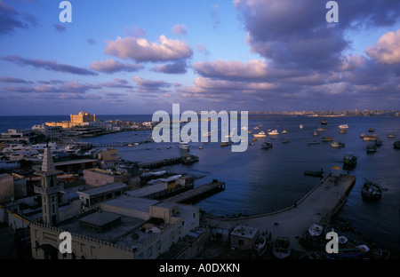 Vue sur Port avec Fort Qaitbey Alexandria Egypte Banque D'Images