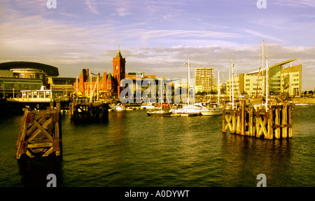 Voir la soirée de Cardiff Bay Cardiff South Wales montrant le Mermaid Quay waterfront Pierhead bâtiments et Banque D'Images