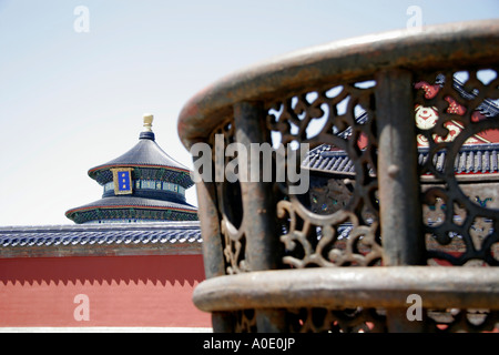 Urne en fonte décorative au Temple du Ciel, Beijing, Chine. Banque D'Images