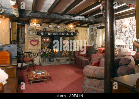 UK, propriété de l'intérieur de la chambre, salon, avec poutres apparentes en chêne foncé avec grande cheminée. Banque D'Images