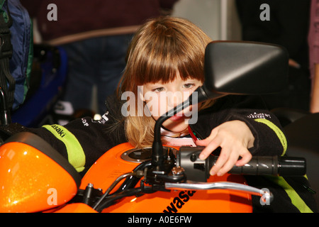 Jeune fille sur une moto au bike show à NEC. Banque D'Images