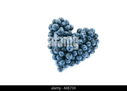 Une pile de bleuets frais disposés en forme de coeur, isolé sur fond blanc Banque D'Images