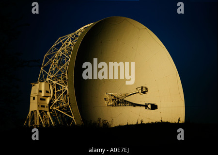 Le radiotélescope de Jodrell Bank Cheshire dans une forte lumière jaune. Banque D'Images