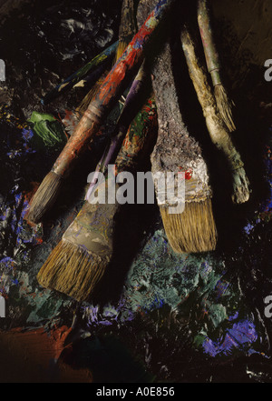 Pinceaux, pinceau artiste artistes sur palette. Banque D'Images