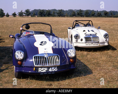 Paire de race préparé vintage MGB voitures de course à Cadwell Park. Banque D'Images