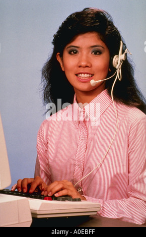 Asian woman téléphone order entry MR Banque D'Images