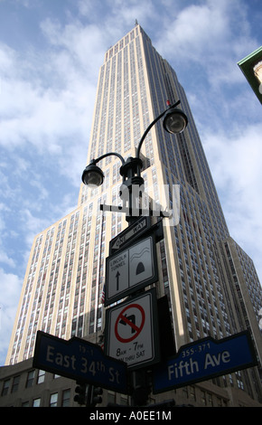 Signe de la cinquième avenue et l'Empire State building Midtown Manhattan New York Octobre 2006 Banque D'Images