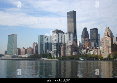 Midtown Manhattan y compris Trump World Tower de Roosevelt Island New York Octobre 2006 Banque D'Images