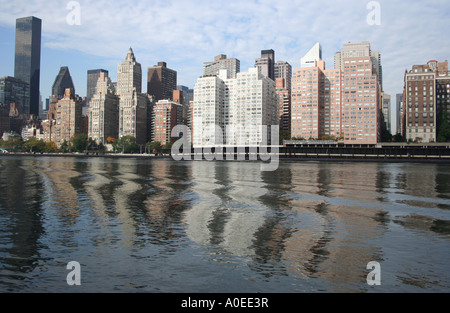 Midtown manhattan y compris Trump World Tower reflète dans l'East River à partir de Roosevelt Island New York Octobre 2006 Banque D'Images