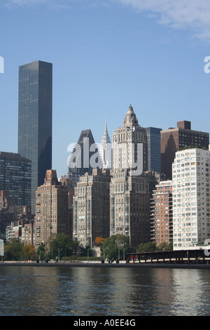 Midtown manhattan y compris Trump World Tower et Chrysler building de Roosevelt Island New York Octobre 2006 Banque D'Images