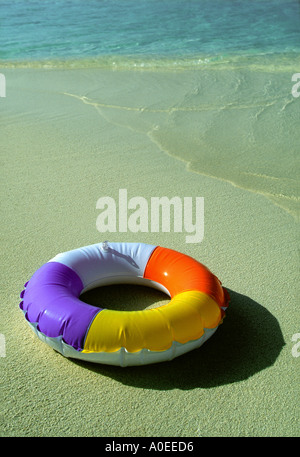 Bague en caoutchouc gonflables on beach Banque D'Images