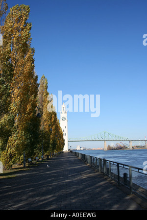 Vieille horloge, le pont Jacques-Cartier et la couleur en automne Montréal Canada Novembre 2006 Banque D'Images