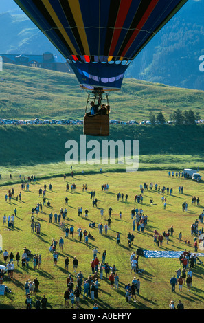 Un ballon survole domaine encombré au festival de montgolfières de Steamboat Springs, Colorado USA Banque D'Images