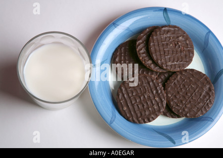 Plaque de chocolat de digestifs et verre de lait Banque D'Images