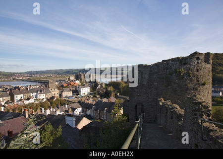 Ville et château médiéval des murs à pied près de plus haute tour du nord du Pays de Galles Conwy Banque D'Images