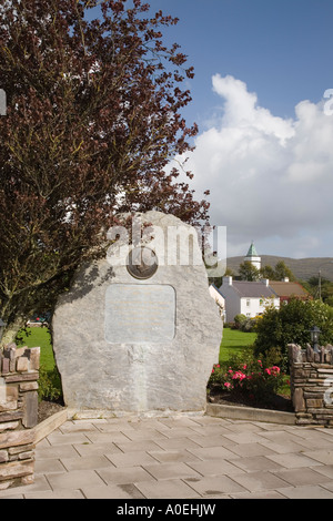 La sculpture sur pierre commémorant la visite du président français, le général Charles de Gaulle en Amérique du Square Co Sneem Kerry Eire Banque D'Images