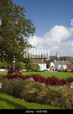 Le Sneem Comté de Kerry Eire Irlande North Square village vert avec gîtes traditionnels clocher d'église et les collines au-delà Banque D'Images