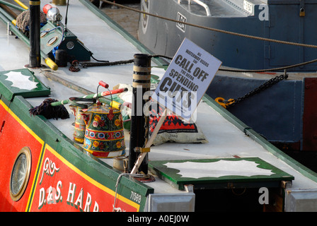 Protestation contre les coupes budgétaires sur les voies navigables à Grand Union Canal Rickmansworth UK 2006 Banque D'Images