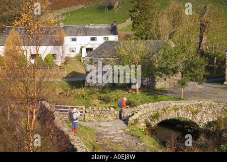 Pont de l'arche en pierre sur Watendlath beck dans le village du parc national du Lake District. Watendlath Cumbria Angleterre Royaume-Uni Banque D'Images