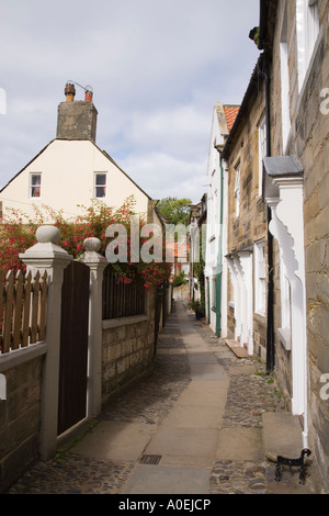 Maisons dans la 'Chapelle' dans la rue allée pavées étroites dans la vieille partie de la baie pittoresque village 'Robin Hood's Bay' Yorkshire Angleterre Banque D'Images