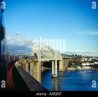 'Great Western' Londres train express à destination de Brunel croisement 'Royal Albert Bridge' sur la Rivière Tamar Banque D'Images