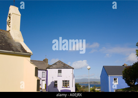 Église avec ombre de la croix sur la pub dans village historique sur "l'anneau de Beara' itinéraire touristique Eyeries Co Cork Irlande Banque D'Images