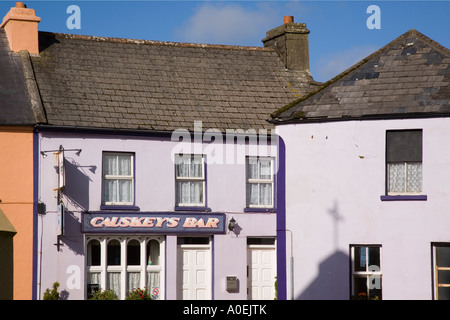 Causkey Bar avec l'ombre de l'église croix dans village historique sur l'anneau de Beara, itinéraire touristique Eyeries Co Cork Irlande Banque D'Images