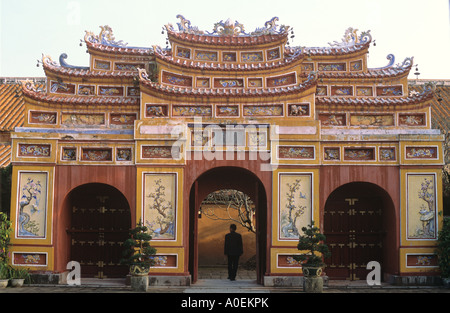 Passerelle de Thien Mieu Temple Gardens Ville Impériale Hue Vietnam Banque D'Images